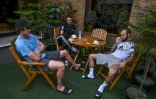 Les joueurs du Real Cachemire Kallum Higginbotham et Mason Robertson avec leur entraîneur David Robertson à la terrasse d'un restaurant le 11 avril 2020, pendant le confinement imposé par les autorités indiennes