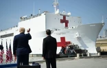 Le navire-hôpital de la marine américaine USNS Comfort part de la base de Norfolk (Virginie), le 28 mars 2020, sous les yeux de Donald Trump et de son ministre de la Défense Mark Esper