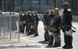 Des policiers montent la garde devant le bâtiment du congrès national à Brasilial le 17 avril 2016 avant le vote pour ou contre la destitution de la présidente Dilma Rousseff devant la chambre basse