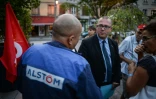 Le maire de Belfort, Damien Meslot, avec un salarié d'Alstom, le 14 septembre 2016 à Belfort