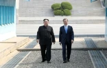 Moon Jae-in (d) et Kim Jong Un se dirigent vers la Maison de la Paix pour le début du sommet, le 27 avril 2018 à Panmunjom