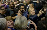 La démocrate Hillary Clinton prend des selfies avec ses partisans, le 12 mars 2016 dans l'Ohio