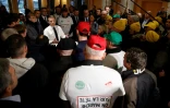 Le ministre de l'Agriculture  Marc Fesneau (g) et le président Emmanuel Macron participent à une discussion avec des agriculteurs membres de syndicats agricoles avant l'ouverture du 60e Salon international de l'agriculture, le 24 février 2024 à Paris