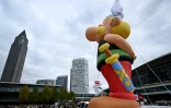 Une figurine gonflable d'Astérix lors de la 77e Foire du livre de Francfort, dans l'ouest de l'Allemagne, le 17 octobre 2025