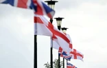 Des drapeaux britanniques et anglais accrochés à des lampadaires à Ellesmere Port, dans le nord-ouest de l'Angleterre, le 2 septembre 2025