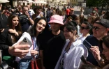 Bain de foule pour Oleh Psiuk, le chanteur du Kalush Orchestra, le 17 mai 2022 à Lviv