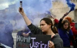 Une manifestante porte une pancarte demandant "Justice", lors d'un rassemblement en soutien à Gisèle Pelicot organisé par le collectif féministe "les Amazones d'Avignon" à proximité du palais de justice de la ville, le 25 novembre 2024