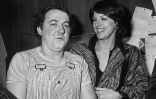 L'actrice Annie Duperey et l'humoriste Coluche à Paris le 19 février 1975