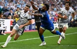 L'arrière de Montpellier Anthony Bouthier (g) file à l'essai malgré le Castrais Vilimoni Botitu (d), le 24 juin 2022 au Stade de France  