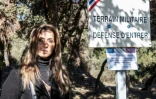 Nadia Ghouafria, fille de Harkis et membre de l'association locale de l'Aracan, devant l'entrée d'un terrain militaire, site d'un cimetière sauvage où sont enterrés des enfants harkis, le 5 février 2022 à Laudun-L'Ardoise, dans le Gard