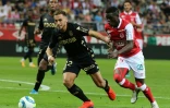Le défenseur de Monaco Ruben Aguilar (g) à la lutte avec le milieu de Reims Moussa Doumbia le 21 septembre 2019 à Reims