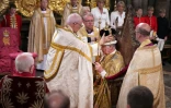 L'archevêque de Canterbury Justin Welby, pose la couronne de Saint-Edouard sur la tête du roi Charles III lors de son couronnement à l'Abbaye de Westminster, le 6 mai 2023 à Londres