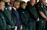 Le maire de Londres Sadiq Khan aux côtés des ambulanciers lors de la minute de silence à Londres le 6 juin 2017