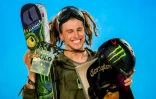 Le Suédois Henrik Harlaut (24 ans) coiffé de dreadlocks skie avec un pantalon XXXL dont l'entrejambe arrive aux mollets, ici le 27 février 2016 à Oslo sur le podium des X Games