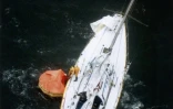 Le navigateur français Raphaël Dinelli est secouru par le skipper britannique Pete Goss, après son naufrage, le 27 novembre 1996 à quelque 2200 km au sud-ouest de Perth (Australie)