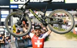 Le vététiste suisse Nino Schurter exulte après avoir conquis un nouveau titre mondial, le 28 août 2022 