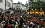 Le peloton roule en haut de la rue Lepic sur la Butte Montmartre, lors de la 21e et dernière étape du Tour de France, le 27 juillet 2025