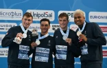 Les Français médaillés d'argent au relais 4x100 m 4 nages: Maxime Grousset, Clément Secchi, Antoine Viquerat et Yohann Ndoye-Brouard sur le podium des Championnats d'Europe de natation à Rome le 17 août 2022
