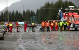 Des secouristes norvégiens attendent des passagers hélitreuillés du Viking Sky, le 24 mars 2019 à Hustadvika