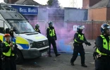 

Des fusées éclairantes lancées sur des policiers lors d'une manifestation devant l'hôtel Bell, censé héberger des demandeurs d'asile, à Epping, au nord-est de Londres, le 20 juillet 2025, après que la police a inculpé un demandeur d'asile pour infractions sexuelles