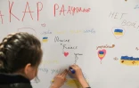 Un tableau sur lequel dessinent les enfants, dans le centre d'accueil des réfugiés ukrainiens à Paris, le 17 mars 2022