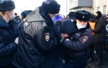 Des policiers arrêtent un manifestant lors d'un rassemblement de soutien à l'opposant russe Alexeï Navalny, le 23 janvier 2021 à Vladivostok