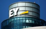 Le logo du cabinet EY (Ernst & Young) à Madrid ,le 27 septembre 2018