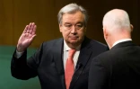 Antonio Guterres prête serment au titre de nouveau secrétaire général des Nations unies devant le président de l'Assemblée générale Peter Thomson, le 12 décembre 2016 à New York