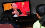 Des habitants de Wukan regarde Zheng Yanxiong à la télévision, le 20 décembre 2011 dans la province chinoise du Guandong