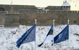 Des drapeaux de l'UE, de l'Estonie et de l'Otan devant la forteresse d'Ivangorod à Narva, le 15 janvier 2026 en Estonie