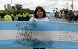 Des proches des membres de l'équipage du sous-marin argentin San Juan manifestent devant la base navale de Mar del Plata, dans la province de Buenos Aires, le 17 novembre 2018
