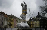 Une statue enveloppée pour la protéger d'éventuels bombardements près de la mairie de Lviv, en Ukraine, le 5 mars 2022