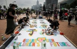 Des familles et des enfants dessinent pour soutenir les manifestants pro-démocratie, le 10 août 2019 à Hong Kong