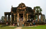 Des touristes visitent le temple d'Angkor Wat, le 8 avril 2022 à Siem Reap, au Cambodge