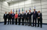 Le groupe 5+1 ainsi que la représentante des Affaires Etrangères pour l'Union Européenne Féderica Mogherini et le dirigeant iranien de l'Organisation de l'energie atomique, réunis à Vienne le 14 juillet 2015 