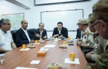 Photo, diffusée par le gouvernement d'union nationale le 1er août 2016, du Premier ministre libyen Fayez al-Sarraj (au c.), pendant une réunion du commandement militaire à Misrata