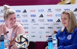 L'entraîneuse de l'équipe anglaise Sarina Wiegman et la capitaine Millie Bright (G) lors d'une conférence de presse au Stadium Australia à Sydney le 19 août 2023, à la veille de la finale du Mondial féminin