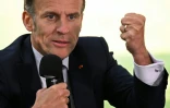 Le président français Emmanuel Macron s'adresse à des élèves de l'école française de Nicosie, le 23 avril 2026 