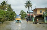 Un petit camion avance sur une rue inondée de Paravur, près de Cochin, au Kerala, le 20 août 2018