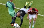 Le gardien hongrois Gabor Kiraly s'impose devant Ricardo Carvalho du Portugal, le 22 juin 2016 à Lyon