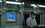Un écran retransmet en direct dans le métro de Pékin une conférence de presse du Premier ministre Li Keqiang, le 28 mai 2020
