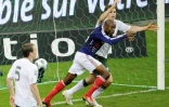 William Gallas qualifie les Bleus contre l'Eire après une passe de la main de Thierry Henry, le 18 novembre 2009 au Stade de France