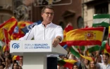 Le chef du Parti populaire (PP, droite) Alberto Nunez Feijoo (C) s'exprime lors d'une manifestation à Madrid contre un projet d'amnistie des indépendantistes catalans, le 29 octobre 2023