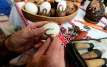 L'artiste hongrois Laszlo Horvath décore des ?ufs de Pâques en Europe, à Kerepes en Hongrie, le 14 avril 2017