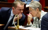 Olivier Dussopt (gauche) s'entretient avec Elisabeth Borne à l'Assemblée nationale, le 14 novembre 2023 à Paris