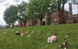 Des chaussures et des peluches déposés devant le pensionnat autochtone de Kamloops après la découverte des restes de 215 enfants, le 31 mai 2021 au Canada