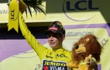 Le cycliste danois de la Jumbo-Visma Jonas Vingegaard reçoit le maillot jaune après la 15e étape du Tour de France à Saint-Gervais, dans les Alpes le 16 juillet 2023