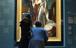 Des visiteuses admirent un "Portrait de Napoléon en costume de sacre" du peintre François Gérard exposée au musée des Marchés de Trajan, le 11 mars 2021 à Rome
