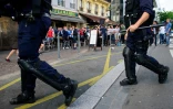 Arrivée de policiers sur le lieu d'une altercation entre supporters russes et anglais le 14 juin 2016 à Lille