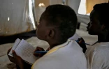 Des élèves suivent des cours dans une école primaire d'un camp de personnes déplacées près de Port-Soudan, gérée en partenariat avec l'Unicef, le 26 avril 2026 au Soudan